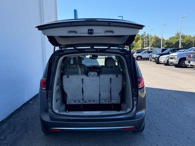 Used 2021 Chrysler Pacifica Touring-L FWD image 9