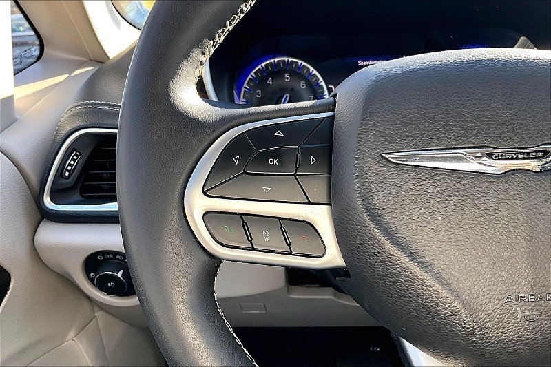 Used 2024 Chrysler Pacifica Limited FWD image 19