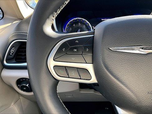Used 2024 Chrysler Pacifica Limited FWD image 19