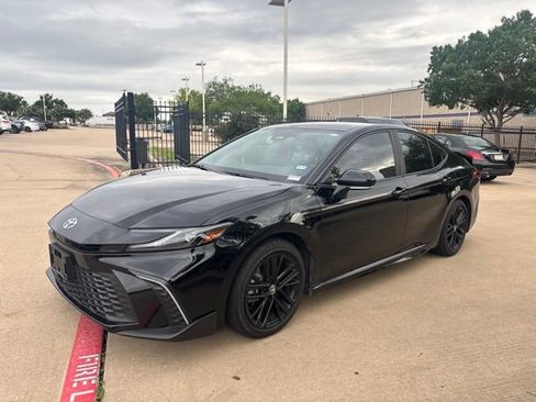 Used 2025 Toyota Camry SE FWD image 1
