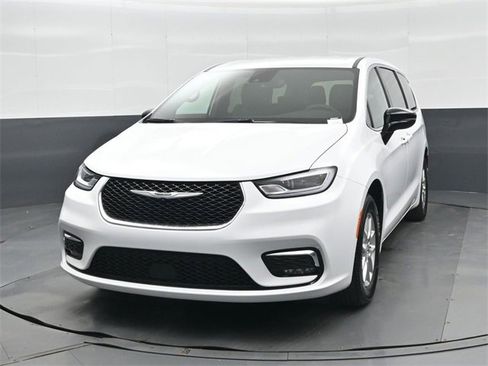 New 2026 Chrysler Pacifica Select image 8