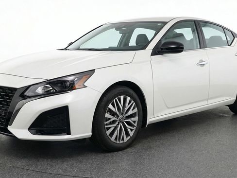 Used 2025 Nissan Altima 2.5 SV FWD image 2