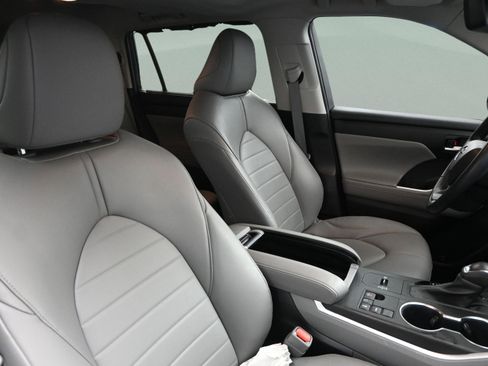 Used 2023 Toyota Highlander XLE FWD image 36