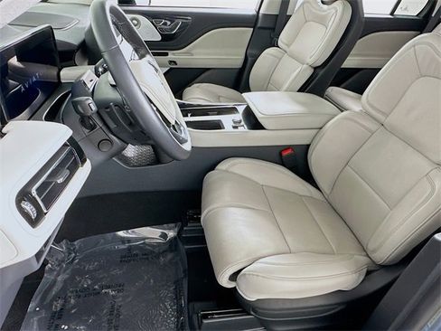 Used 2025 Lincoln Aviator Reserve w/ Luxury Package image 9