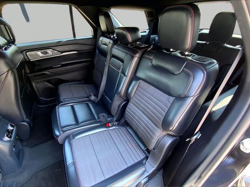 Used 2025 Ford Explorer ST-Line w/ ST-Line Street Pack AWD/4WD image 19