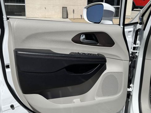 Used 2018 Chrysler Pacifica Touring-L Plus FWD image 27