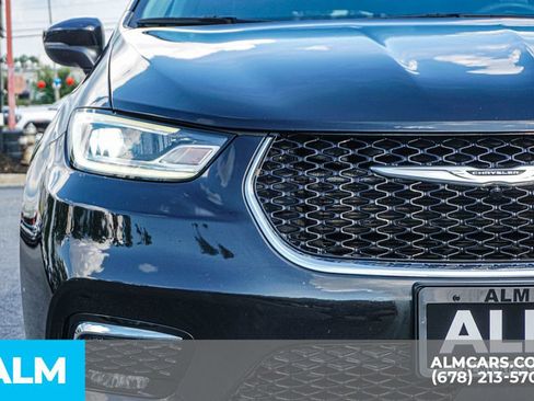 Used 2023 Chrysler Pacifica Touring-L FWD image 11