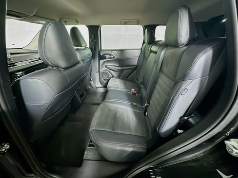 Used 2024 Mitsubishi Outlander SE image 29