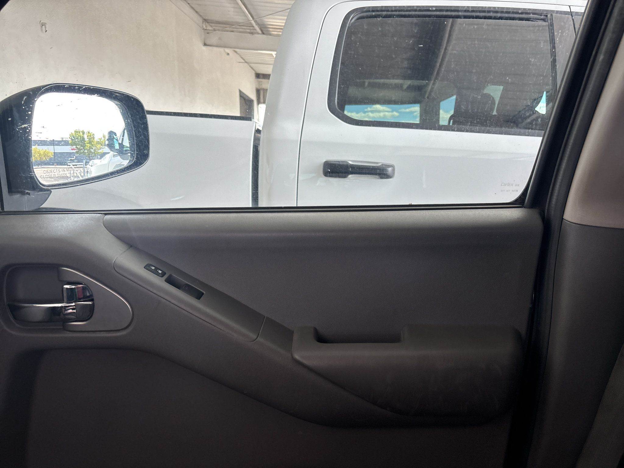 Used 2011 Nissan Frontier SV AWD/4WD image 5