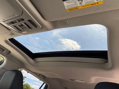 Used 2025 Toyota Highlander XLE FWD image 28