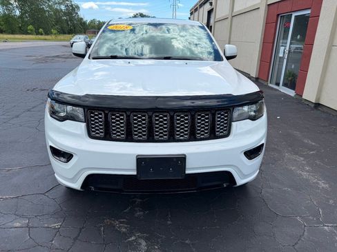 Used 2018 Jeep Grand Cherokee Altitude AWD/4WD image 2