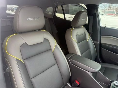 Used 2025 Chevrolet Trax ACTIV w/ Sunroof Package image 7