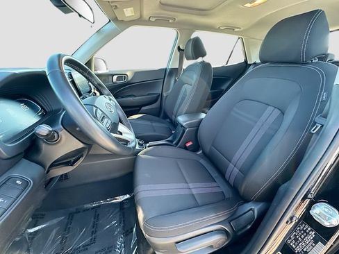 Used 2025 Hyundai Venue SEL FWD image 19