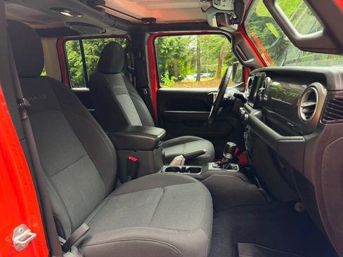Used 2018 Jeep Wrangler Unlimited Sahara AWD/4WD image 14