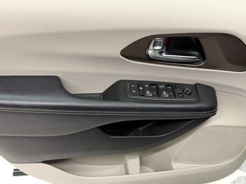 Used 2021 Chrysler Voyager L image 11