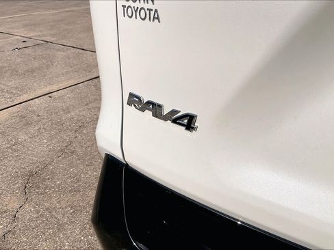 Used 2022 Toyota RAV4 SE AWD/4WD image 10