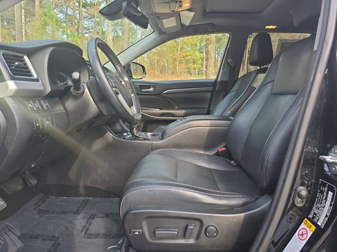 Used 2018 Toyota Highlander Limited image 14