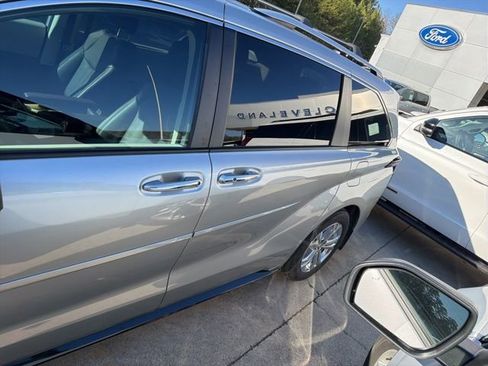 Used 2024 Toyota Sienna Platinum image 3