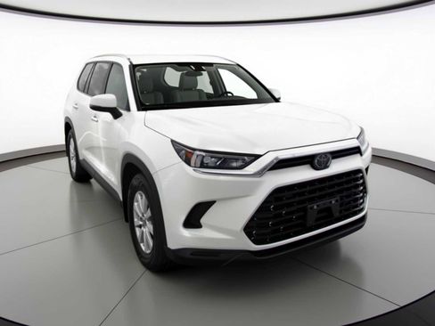 Used 2024 Toyota Grand Highlander XLE image 2