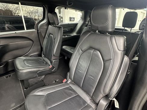Used 2020 Chrysler Pacifica Touring-L image 9