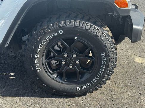 Certified 2025 Jeep Gladiator Willys image 9