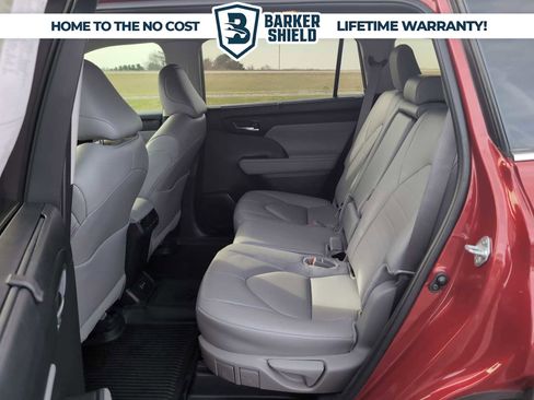 Used 2024 Toyota Highlander XLE FWD image 25