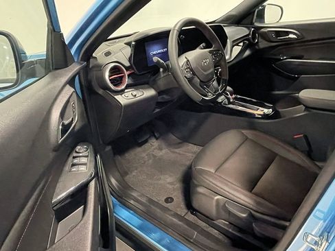 Used 2025 Chevrolet Trax RS FWD image 18