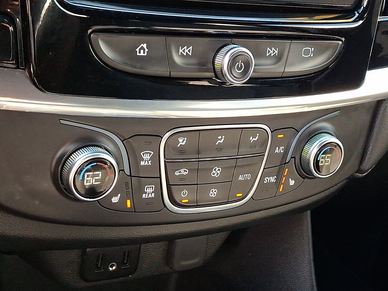 Used 2023 Chevrolet Traverse LT AWD/4WD image 18