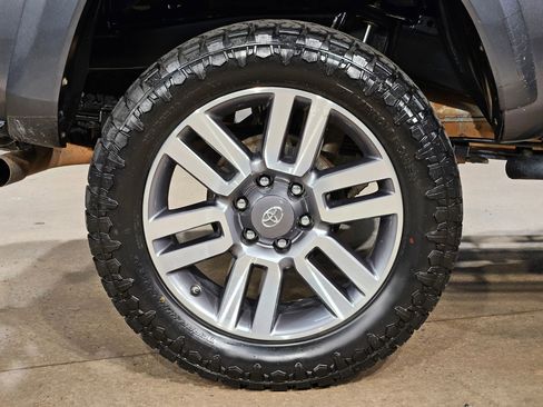 Used 2017 Toyota Tacoma TRD Sport w/ Tow Package (A/T) AWD/4WD image 17