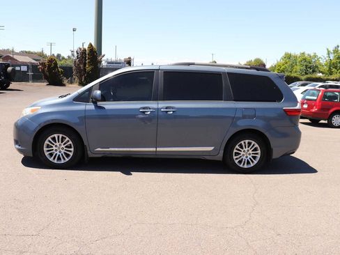 Used 2015 Toyota Sienna XLE w/ XLE Navigation Package FWD image 8