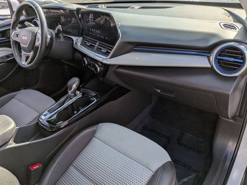Used 2025 Chevrolet Trax LT w/ LT Convenience Package FWD image 30