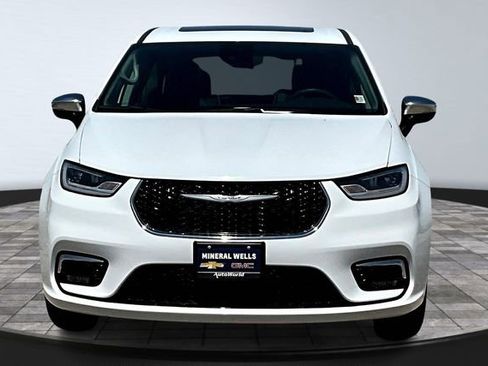 Used 2023 Chrysler Pacifica Limited image 3