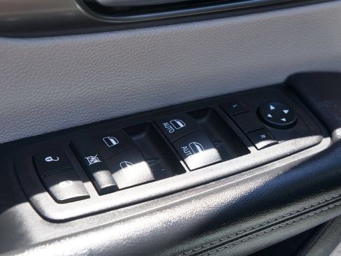 Used 2024 Chrysler Pacifica Touring-L FWD image 17