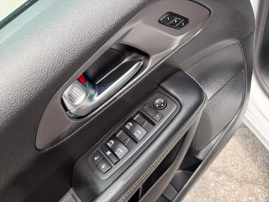 Used 2026 Chrysler Pacifica Select FWD image 12