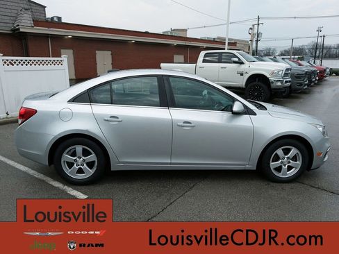 Used 2016 Chevrolet Cruze LT w/ Technology Package FWD image 2
