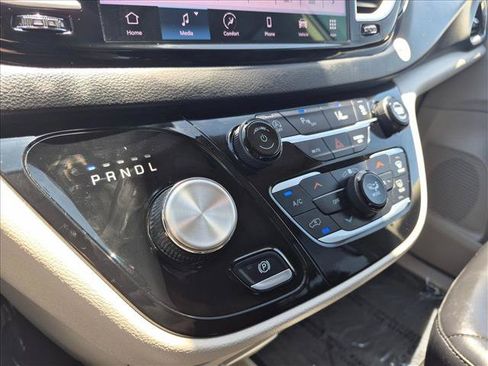 Used 2023 Chrysler Pacifica Touring-L FWD image 18