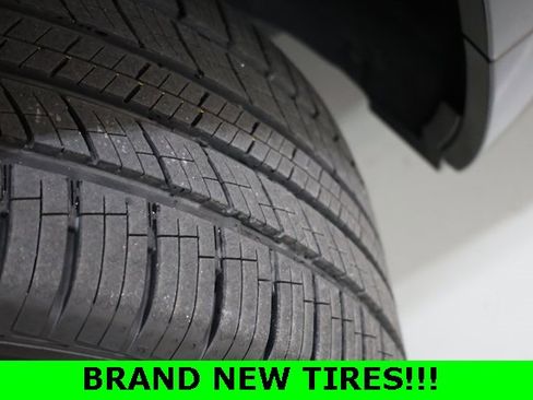 Used 2023 Land Rover Defender 110 SE image 5