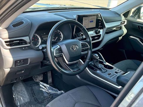 Used 2024 Toyota Highlander LE image 14