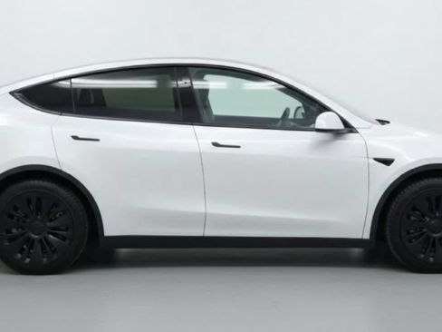 Used 2023 Tesla Model Y AWD image 5