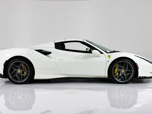 Used 2022 Ferrari F8 Tributo RWD image 15