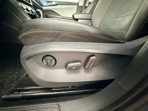 Used 2022 Volkswagen Taos SE FWD image 16