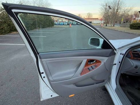 Used 2011 Toyota Camry LE image 25