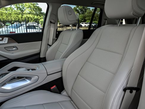 Used 2024 Mercedes-Benz GLS 450 4MATIC image 21