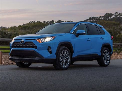 Used 2022 Toyota RAV4 XLE w/ Convenience Package FWD image 1