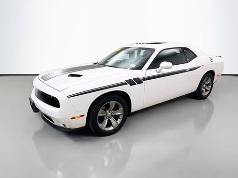 Used 2015 Dodge Challenger SXT w/ Driver Convenience Group RWD image 3