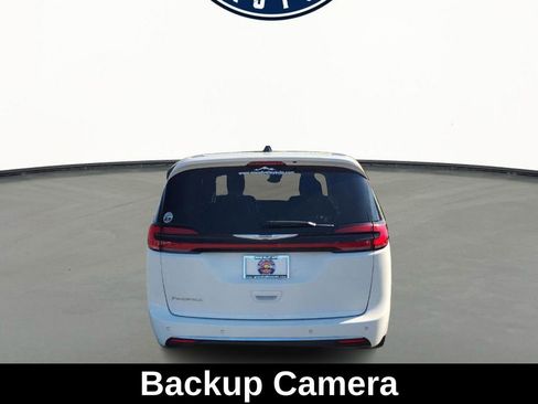 Used 2023 Chrysler Pacifica Touring-L image 5