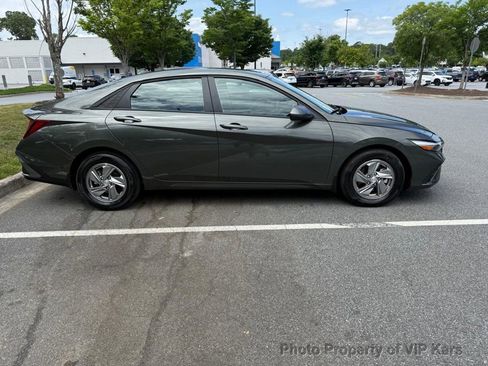 Used 2025 Hyundai Elantra SE FWD image 4