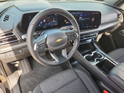 Certified 2025 Chevrolet Traverse LT FWD image 10