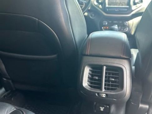 Used 2016 Jeep Cherokee Trailhawk w/ Comfort/Convenience Group AWD/4WD image 28