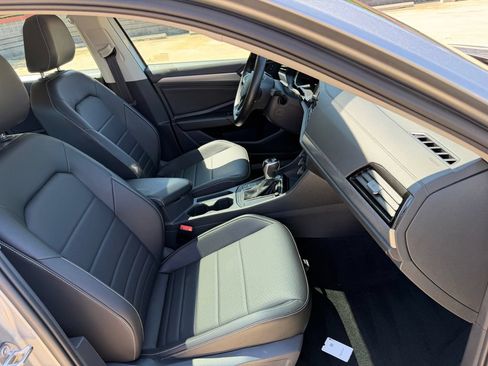 Used 2023 Volkswagen Jetta SE w/ Panoramic Sunroof Package FWD image 23